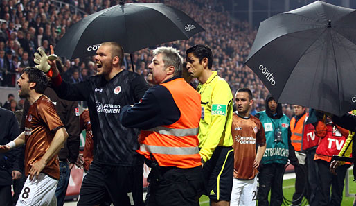 Nach den jüngsten Ausschreitungen am Millerntor droht dem FC St. Pauli jetzt ein Geisterspiel