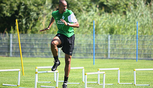 Werder Bremens Naldo trainiert zuletzt meist alleine. Wann er wieder spielen kann, ist völlig unklar