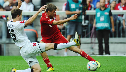 Thomas Müller (r.) im Duell gegen Gladbachs Havard Nordveit: Bayern verliert 0:1 gegen die Fohlen