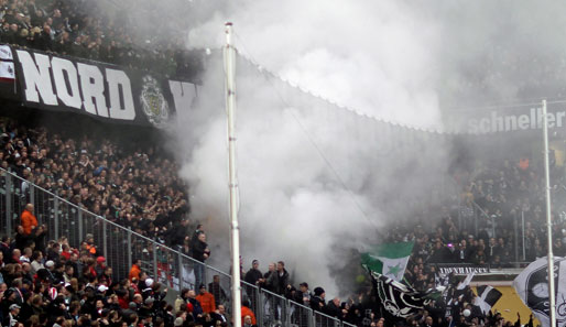 Die Fans von Borussia Mönchengladbach hatten im Relegationsspiel Pysotechnik benutzt