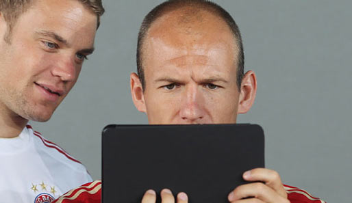 Arjen Robben sucht auf dem iPad eine günstige Zugverbindung nach Augsburg heraus