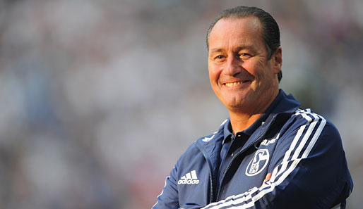 Huub Stevens will mit Schalke nach oben, glaubt aber, dass an den Bayern kein Weg vorbei geht