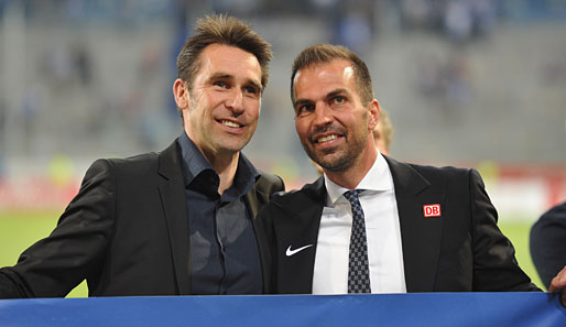 Micheal Preetz (l.) denkt, dass Trainer Markus Babbel der Hartha noch länger erhalten bleibt