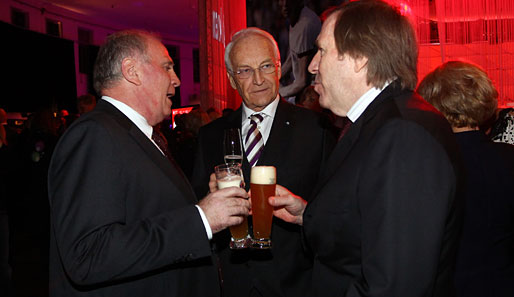 Das werden Hoeneß (l.) und Stoiber (M.) gern hören: Günther Netzer (r.) setzt auf Bayern