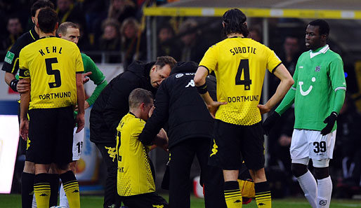 Sven Bender (kniend) verletzt sich nach einem unabsichlichen Tritt von Mame Diouf (r.)