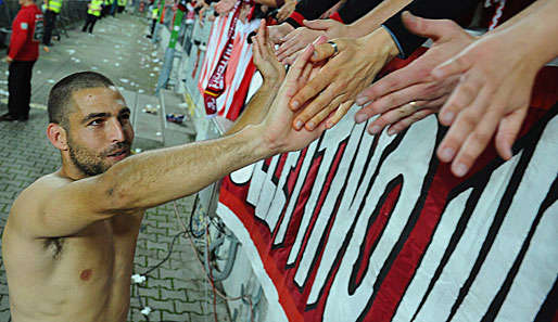 Die Lauterer Fans und der Verein wollen ihre Solidarität mit Israeli Itay Shechter (l.) zeigen