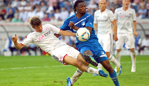 Szene aus dem Hinspiel: Thomas Müller (l.) im Zweikampf mit Isaac Vorsah