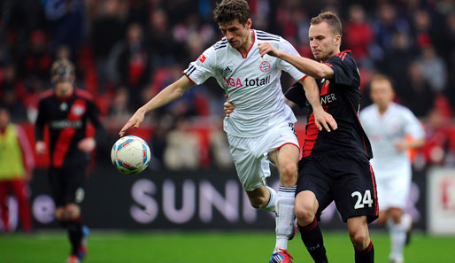 Glaubt nicht, dass der FC Bayern noch Deutscher Meister wird: Thomas Müller (l.)