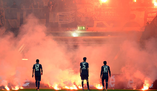 Aus Herthas Fanblock flogen zahlreiche Feuerwerkskörper aufs Spielfeld