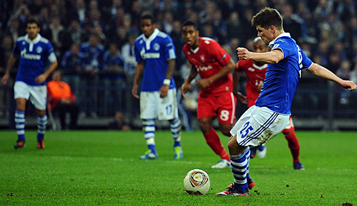 Klaas-Jan Huntelaar (r.) führt die Torschützenliste der Bundesliga mit 27 Toren an