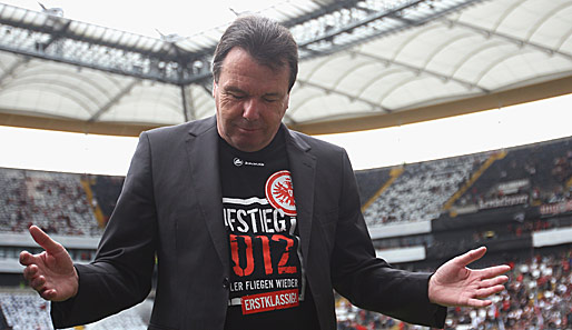 Nach dem Aufstieg posierte Bruchhagen mit dem passenden Fan-Shirt