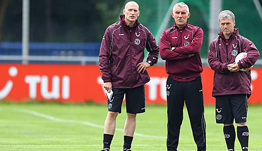 Mirko Slomka (M.) mit seinem Trainer-Team beim Trainingsauftakt von Hannover 96