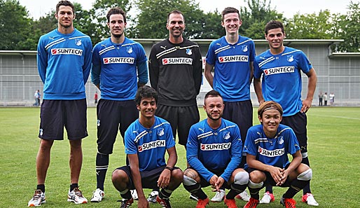 Trainer Markus Babbel (M. stehend) mit den Neuzugängen der TSG Hoffenheim