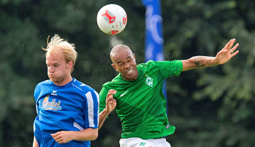 Wolfsburgs neuer Innenverteidiger Naldo (r.) hat große Pläne für die kommende Saison