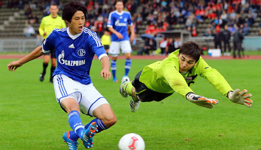 Atsuto Uchida (l.) hat seinen Vertrag bei den Königsblauen verlängert