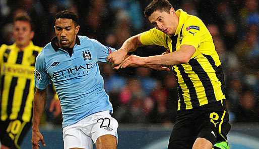 Robert Lewandowski (r.) im Duell mit Manchester City Gael Clichy