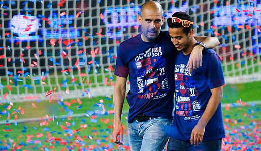 Pep Guardiola (l.) und Thiago Alcantara nach dem spanischen Pokalsieg 2012