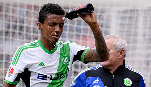 Er kann es nicht fassen: In seiner kurzen VfL-Zeit flog Luiz Gustavo schon zweimal vom Platz