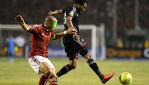 Wael Goma (l.) setzte sich mit Al-Ahly gegen die Pirates durch