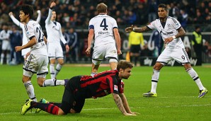 Marco Russ (v.) steht mit Frankfurt nach dem 3:3 gegen Schalke weiterhin auf Rang 15