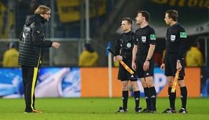 BVB-Coach Jürgen Klopp nach der Partie im Zwiegespräch mit dem Schiedsrichtergespann