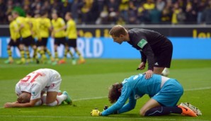 Marwin Hitz (r.) prallte in Dortmund unglücklich mit Teamkollege Matthias Ostrzolek (l.) zusammen