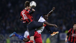 Jacques Zoua (r.) und der HSV befinden sich in einer schwierigen Lage