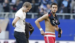 Hakan Calhanoglu (r.) könnte nächste Saison das Bayern-Trikot überstreifen