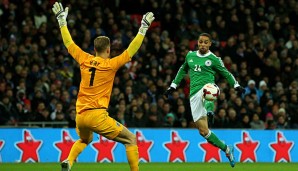 Im vergangenen November war Sidney Sam für Deutschland gegen England (hier Joe Hart) am Ball