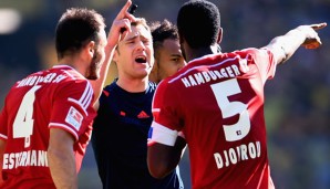 Felix Zwayer im Disput mit Hamburgs Abwehrrecken Westermann und Djourou