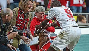 Anthony Ujah packte bei seinem Torjubel Maskottchen Hennes bei den Hörnern