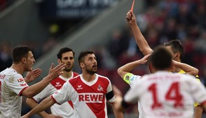 Kevin Wimmer (l.) musste in der Nachspielzeit das Spielfeld wegen einer Notbremse verlassen