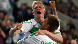 Noch hält ihn Teamkollege Nicklas Bendtner fest: Kevin De Bruyne