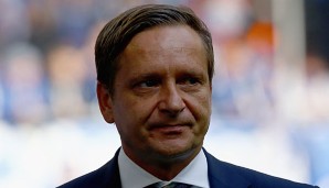 Horst Heldt sitzt bei S04 auf einem wackligen Stuhl