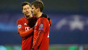 Thomas Müller und Robert Lewandowski tragen am Samstag einen Slogan der Aktion "Sternstunden" auf der Brust