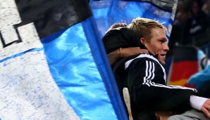 Artjoms Rudnevs feierte nach dem Sieg gegen Gladbach mit den Fans auf dem Zaun