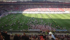 Etwa 1.000 VfB-Fans stürmten den Rasen in der Mercedes-Benz-Arena