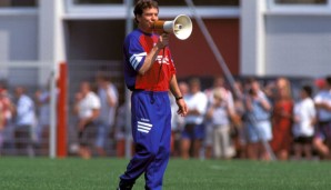 Otto Rehhagel sprach bei seinem ersten Training in München mit dem Megafon zu den Fans