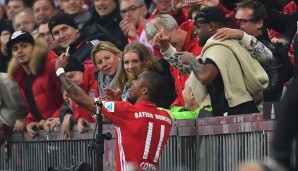 Douglas Costa feierte sein Tor mit einem Selfie