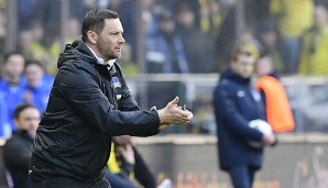 Pal Dardai gibt seinem Team Hertha BSC Anweisungen