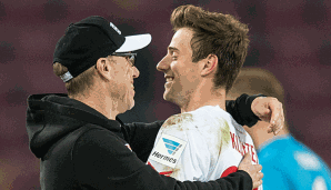 Peter Stöger und sein Schüzling Lukas Klünter nach dem die Sieg gegen die Eintracht