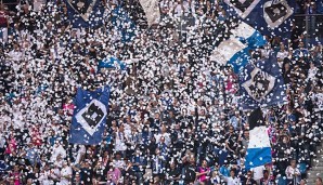 Zwei Fans des Hamburger SV nahmen sich ein besonderes Souvenir mit