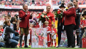 Dazu gab es einen Satz Golfschläger sowie ein Bild für die heimische Wohnzimmerwand, auch Tom Starke und Xabi Alonso erhielten Blumen und Bild zum Abschied