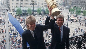 Manfred Kaltz (r.) kann mit seinem HSV nicht mehr viel anfangen