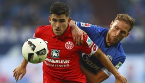 Jairo Samperio vom FSV Mainz 05 muss eine Entscheidung treffen