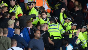 Die Fans von Hannover 96 sorgten in Burnley für einen Spielabbruch