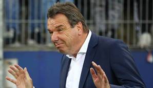 Heribert Bruchhagen an der Seitenlinie bei einem Spiel des HSV