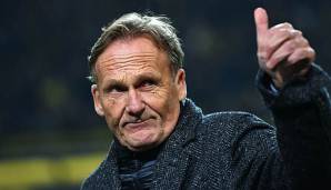 Hans-Joachim Watzke zeigt den Daumen nach oben in Richtung Fans