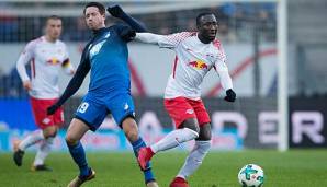 Mark Uth im Zweikampf mit Naby Keita von Leipzig