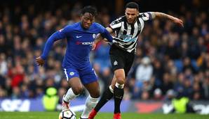 Michy Batshuayi im Zweikampf gegen Newcastle United